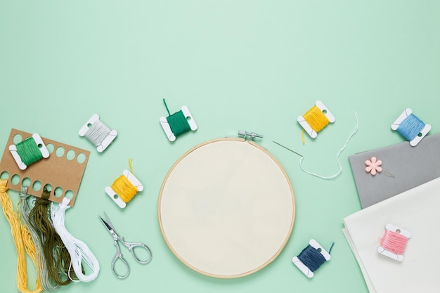 stôl s nástrojmi na vyšívanie